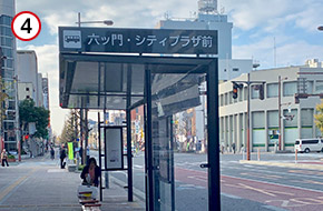 西鉄久留米駅より２つ目のバス停「六ツ門・シティプラザ前」で降車します。