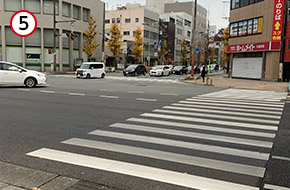 三井住友銀行方面に横断歩道を２回渡ります。